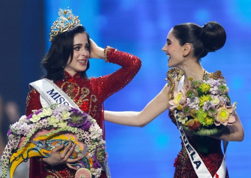 Pobjednica Miss Universea šokirala reakcijom: Tjelohranitelj ju je odnio s pozornice