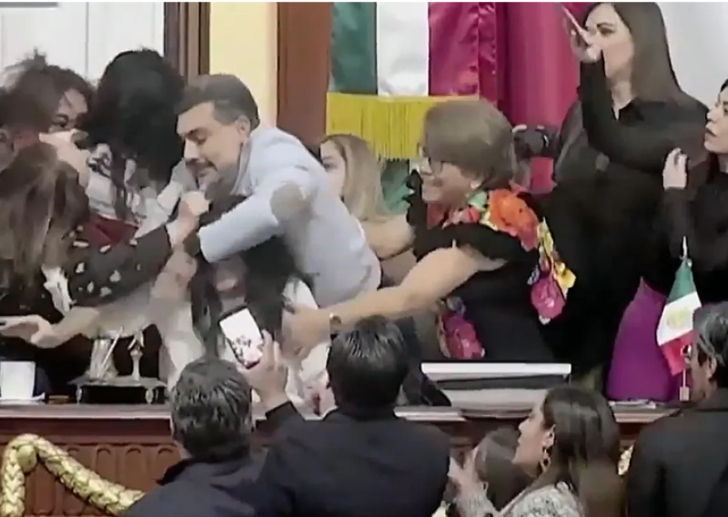 [VIDEO] Kaos u kongresu Mexico Citya: Zastupnice se udarale, vukle za kosu i gurale