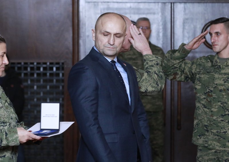 Anušić uručio medalja pripadnicima HV-a za pomoć civilima i potragu za nestalima