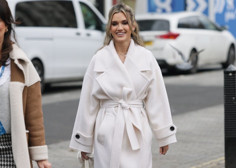 Zimski stajling u koji smo se zaljubili: Bijeli kaput i tenisice su tako dobar spoj