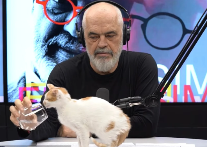 Osebujni albanski premijer ponovno oduševio: Pogledajte koga je 'ugostio' u podcastu