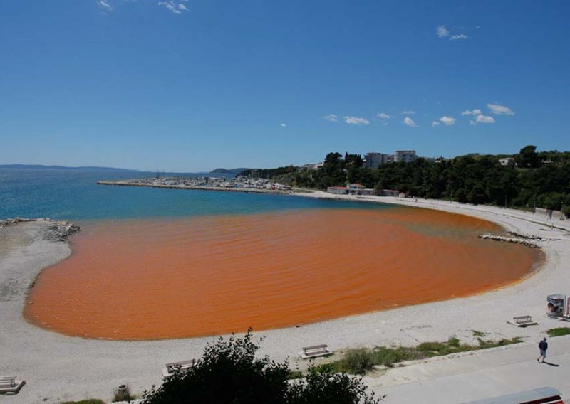 Državni inspektor: More je zacrvenila hrđa iz bolnice