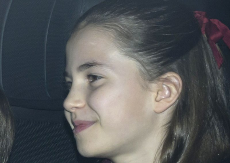 Zašto svi pričaju o božićnoj haljini princeze Charlotte? Pogledajte ovaj chic blagdanski look