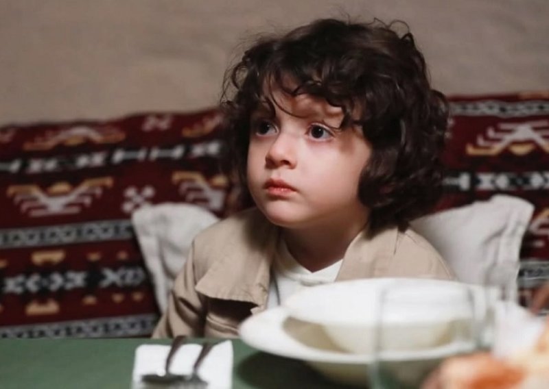 Mali turski junak: Osvojio je publiku 'Dalekog grada' kao najmlađi član obitelji Albora