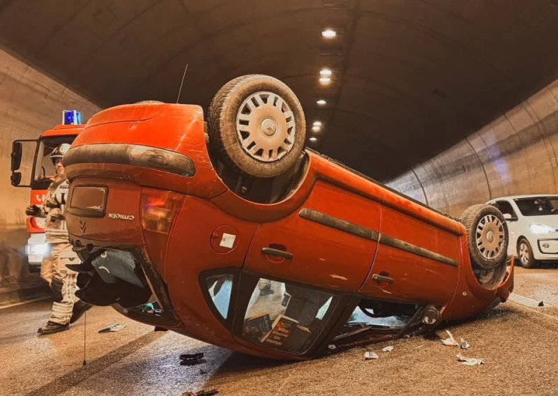 Teška nesreća kod Solina: Automobil završio na krovu, jedna osoba ozlijeđena