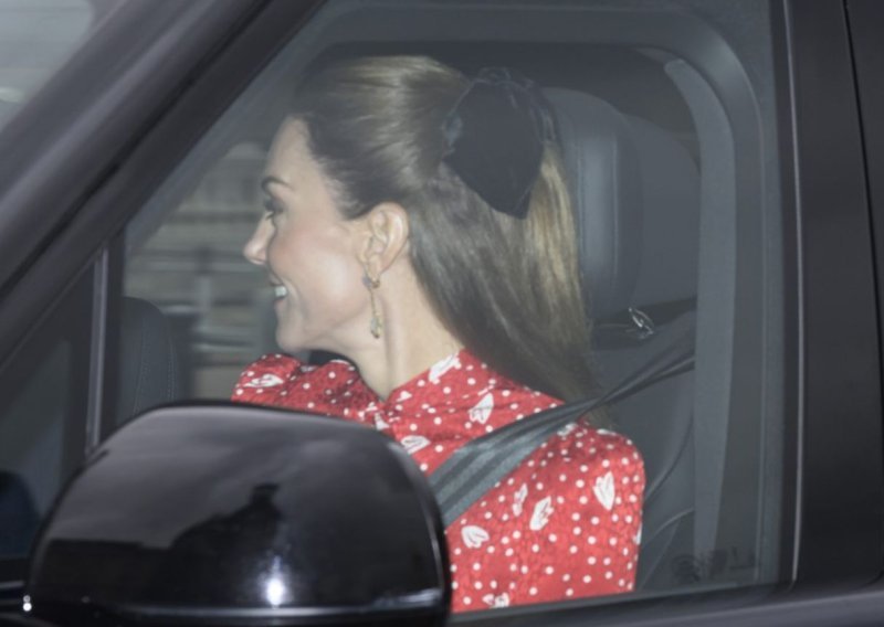 Svi gledaju u kosu Kate Middleton i princeze Charlotte: Jedan detalj ukrao je svu pažnju