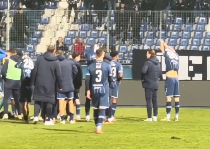 Drama u Sarajevu! Pogledajte kako su bijesni navijači Želje natjerali igrače da skinu dresove, a oni ih poslušali