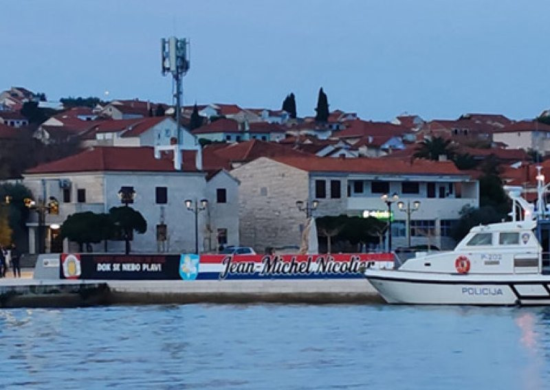 Komunalci uklonili HOS-ov grb u Supetru: Čuvali ih policajci, ali i  topovnjača HRM-a