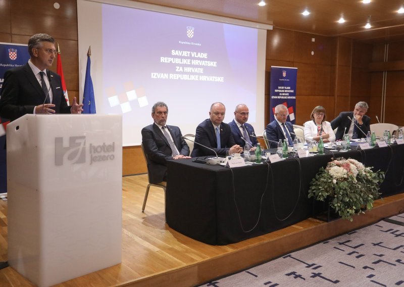 Ured za Hrvate dodjeljuje dvije tisuće stipendija, poznato tko ostvaruje pravo