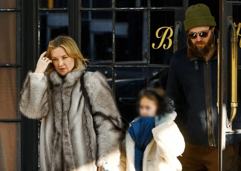 Najstajliš mama i kći: Modno usklađene u bundicama i traperu ukrale sve poglede