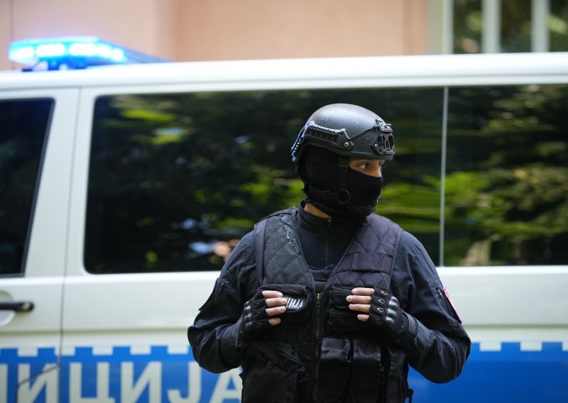 Uzbuna u BiH: Masovne dojave prijetnje bombama u školama, učenici evakuirani