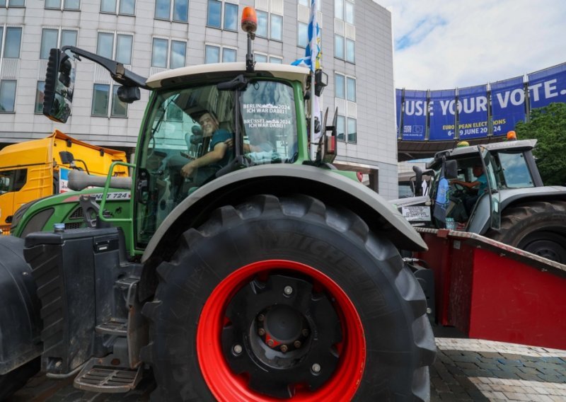 Poljoprivrednici prosvjeduju usred Bruxellesa: Među njima i članovi hrvatske komore