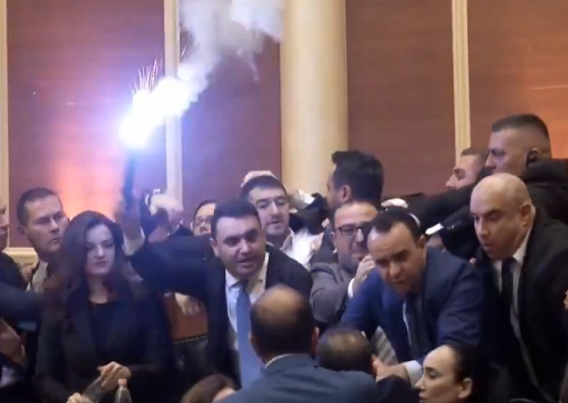 Nevjerojatne scene iz Albanije: Oporba upalila bengalku u parlamentu i tražila ostavku ministrice