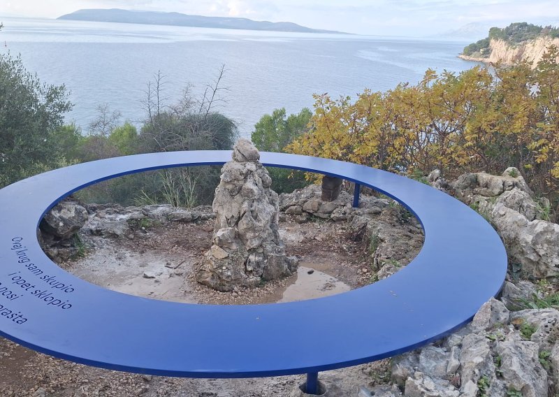 Krug Milana Mladenovića: Legendarni frontmen EKV-a dobio vidikovac u Makarskoj