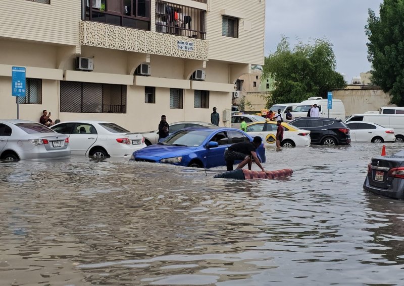 VIDEO Nevjerojatni prizori iz pustinje: Dubai pod vodom, ulice postale rijeke