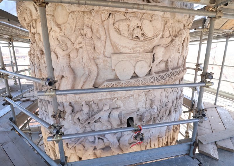 Arheolozi u Rimu laserima uklanjaju prljavštinu s jednog od najpoznatijih gradskih spomenika