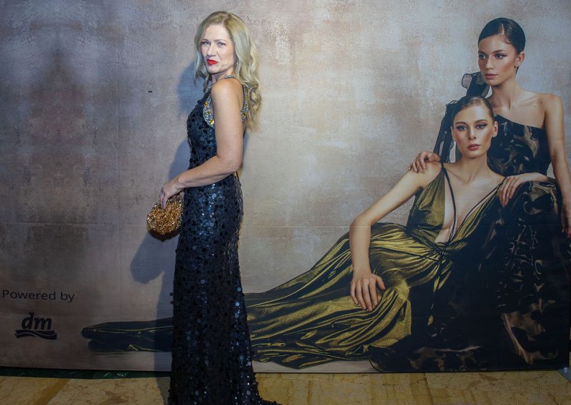 Barbara Kolar u čarobnoj haljini savršenoj za blagdane izgleda poput holivudske dive