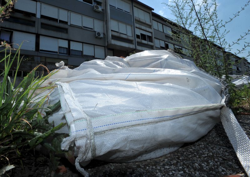 Policija privela muškarca: Sumnjiče ga da je iz Slovenije odbacivao tone azbesta u Međimurju