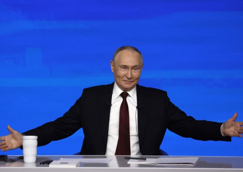 U Putinovom obraćanju osvanule provokativne poruke: 'Vladimiroviću, može piće?'