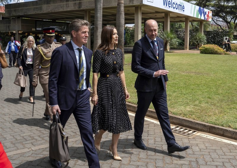 Kate Middleton kao uzor: Elegantna kraljica u haljini šarmantnog uzorka ukrala show