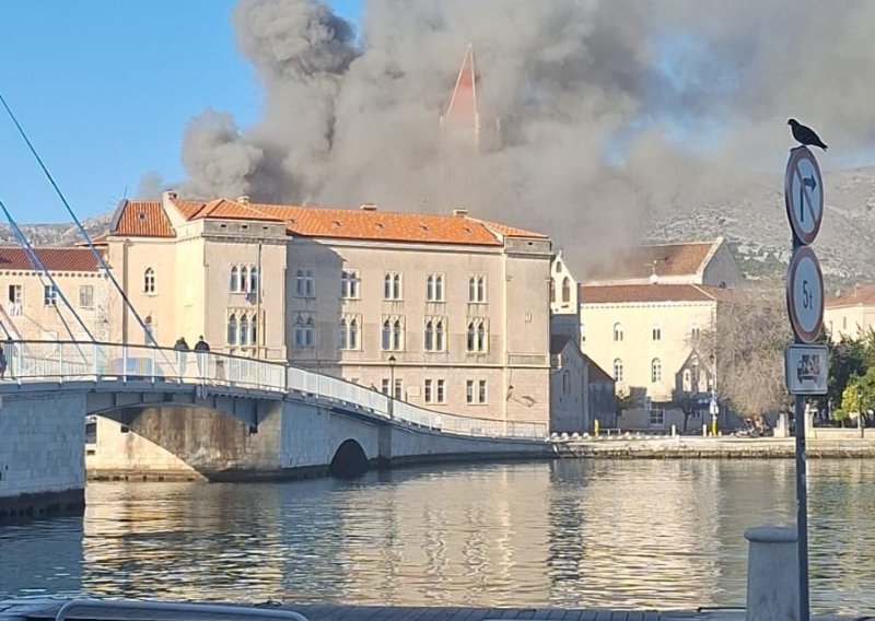 VIDEO Izbio požar u staroj jezgri Trogira, širi se gusti dim