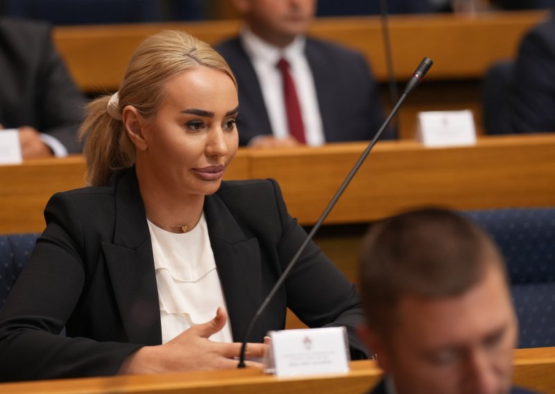 Svi bruje o 'turbostudentici': Poznata političarka iz RS-a pravo je završila u četiri mjeseca?
