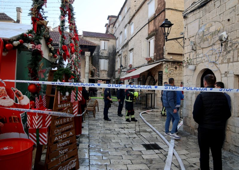 VIDEO Izbio požar u stanu u staroj jezgri Trogira, nema ozlijeđenih