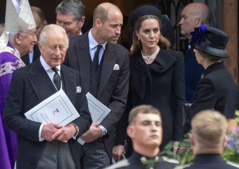 Noćna mora pred Božić za britansku kraljevsku obitelj: Nove fotografije razotkrivaju zataškavani skandal