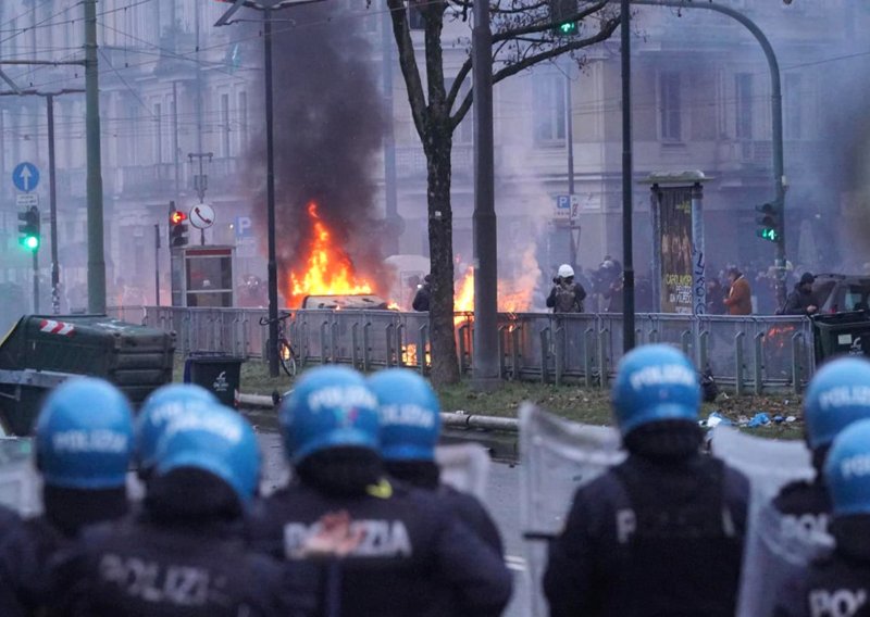 Veliki sukob policije i prosvjednika, više ozlijeđenih