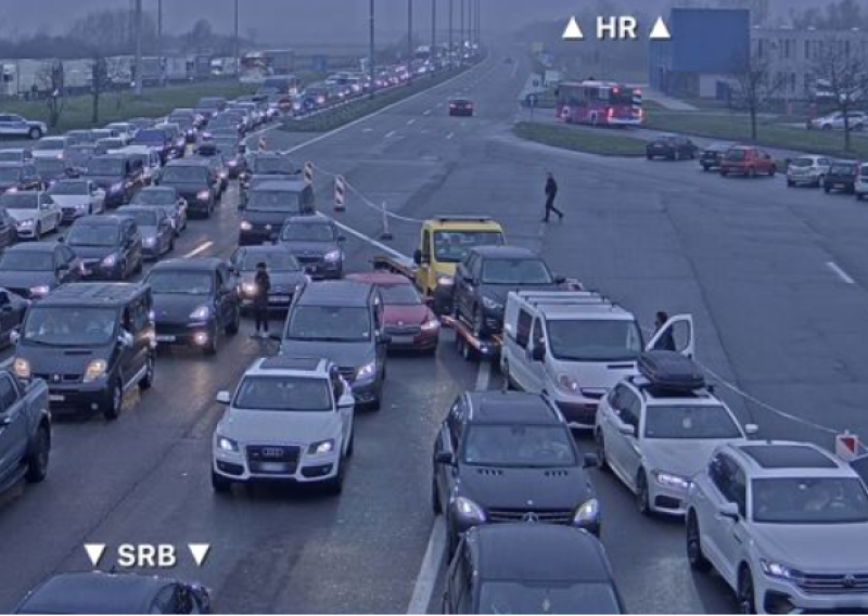 Na Bajakovu se čeka sedam sati, u tunelu Tuhobić se pokvarilo vozilo