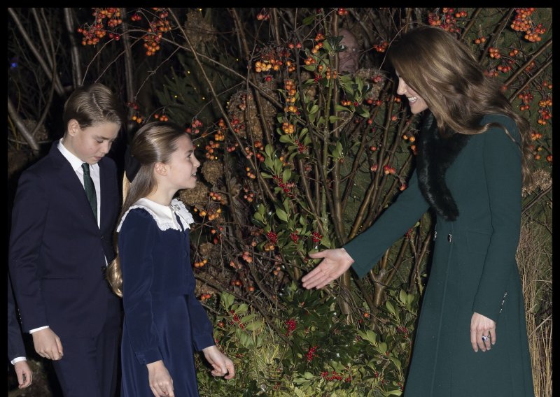 Skrivena poruka u božićnoj čestitki: Jedan detalj otkriva pravi odnos princa Georgea i Charlotte