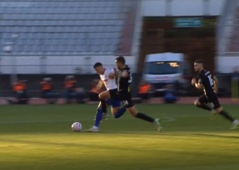 Pogledajte kako je isključen igrač Vukovara. Sudac isprva nije ništa dosudio