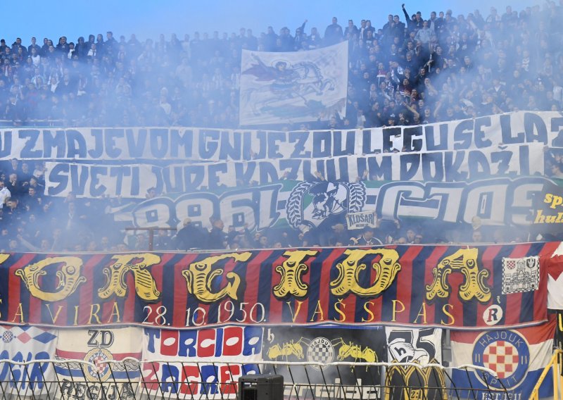 Torcida zapalila transparent Green Dragonsa na Poljudu