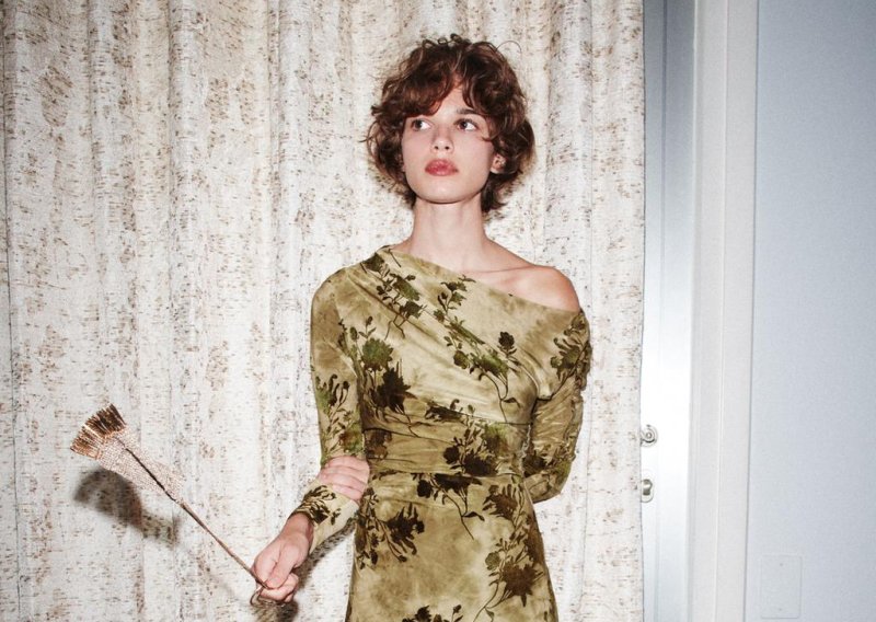 Midi haljina s printom je vječni trend, a Zara je na police stavila modele koji izgledaju kao visoka moda