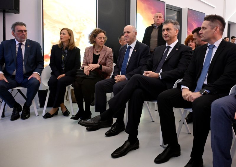 Plenković u obilasku Gline, Siska i Petrinje, otvorio Centar znanja i planetarij