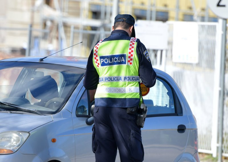 Vozio pijan i bez dozvole, vrijeđao policiju kad su ga zaustavili