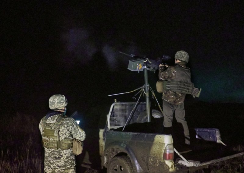 Ukrajinski dronovi oštetili dva ruska broda na obali Crnog mora, pogođena i luka