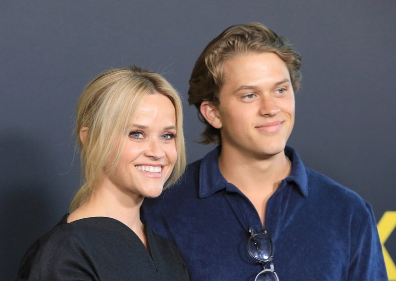 Reese Witherspoon zrači srećom na novim fotografijama, ali svi se pitaju gdje je novi dečko?