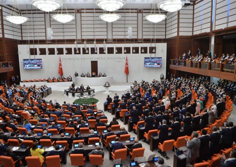 [VIDEO] Letjele šake u turskom parlamentu: Sve je krenulo kad se spomenulo Ataturka