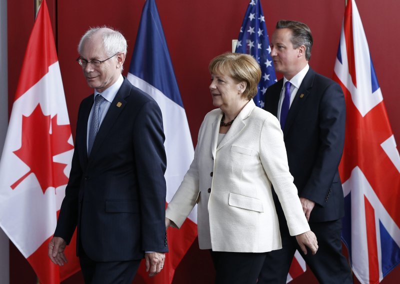 Cameron i Merkel pokušali uglaviti budućeg šefa EK