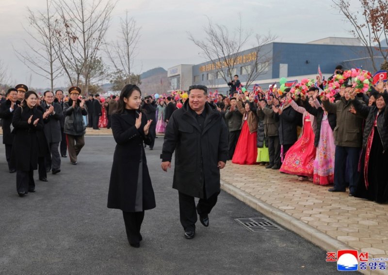 Kim Jong Un s kćeri razgledao otvaranje hotela, nahvalio je gospodarski rast svoje zemlje