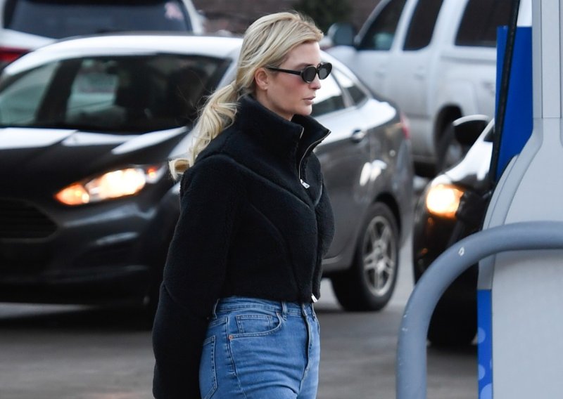 Hit tenisice umjesto čizama: Ivanka Trump privukla pozornost ležernim izdanjem