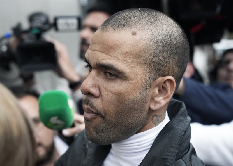 Legendarni Dani Alves kupuje portugalskog trećeligaša