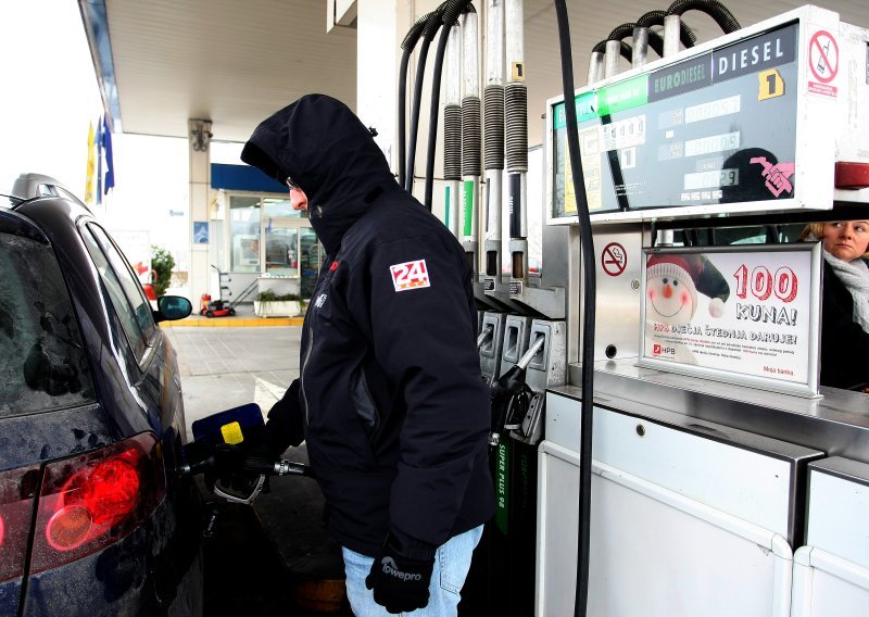 Na benzinskoj pronašao torbicu s novcem i odmah javio policiji