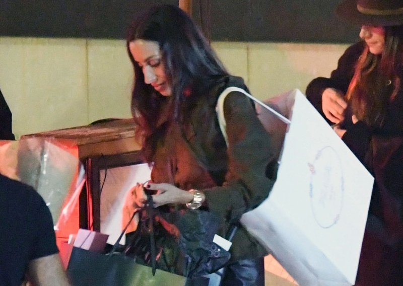 Djevojka Brada Pitta izgleda senzacionalno: Vitke noge, efektna suknja i još bolje cipele