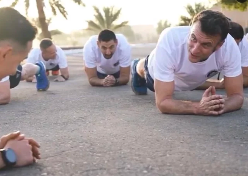 [VIDEO] Macron pokazao u kakvoj je dobroj formi: Pogledajte kako je trenirao s vojnicima u Abu Dhabiju
