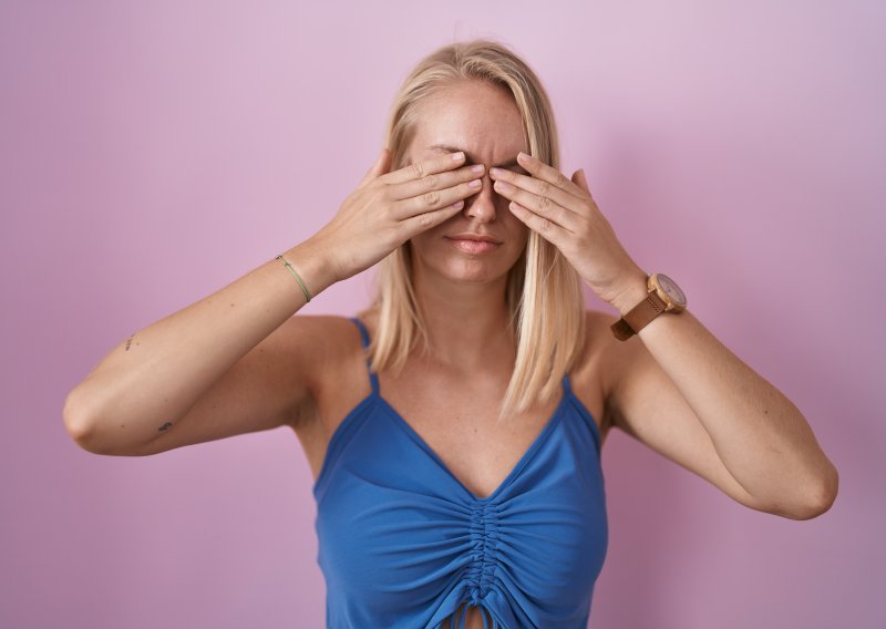 Trljate oči zbog alergije ili umora? Evo što time zapravo radite oku