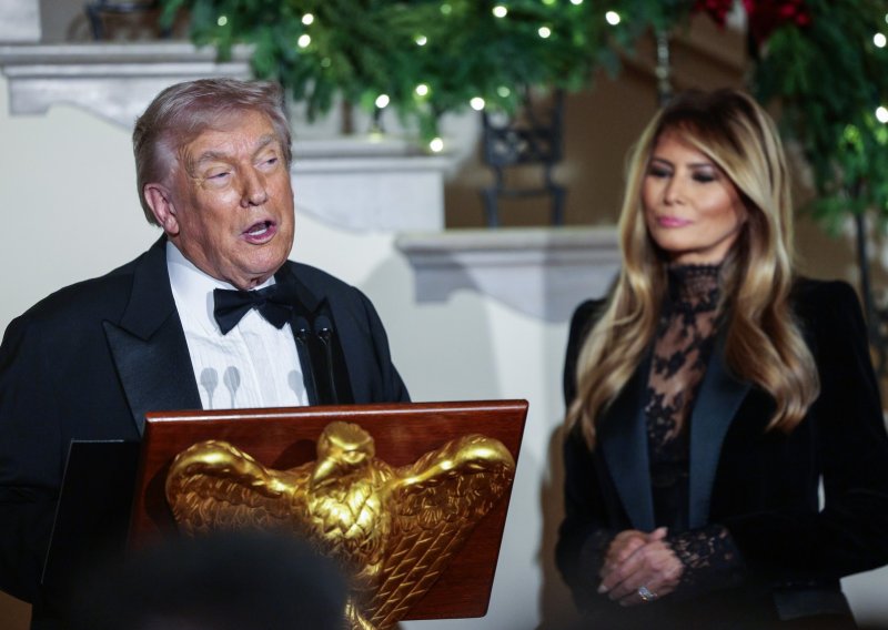 Reakcije na božićnu fotografiju Trumpovih ne prestaju: 'Izgledaju kao da idu na sprovod'