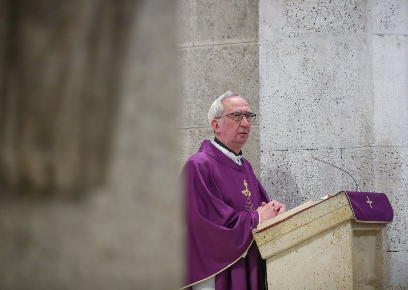 Biskup Gorski predvodio misu zornicu i blagoslov Zagrebačke katedrale