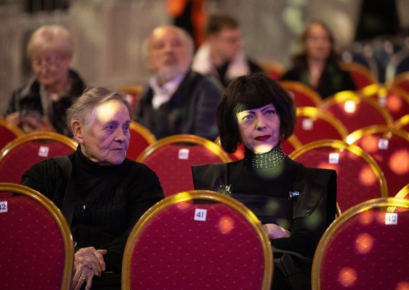 Mirela Holy uhvaćena u posebnom društvu na koncertu u zagrebačkoj Areni